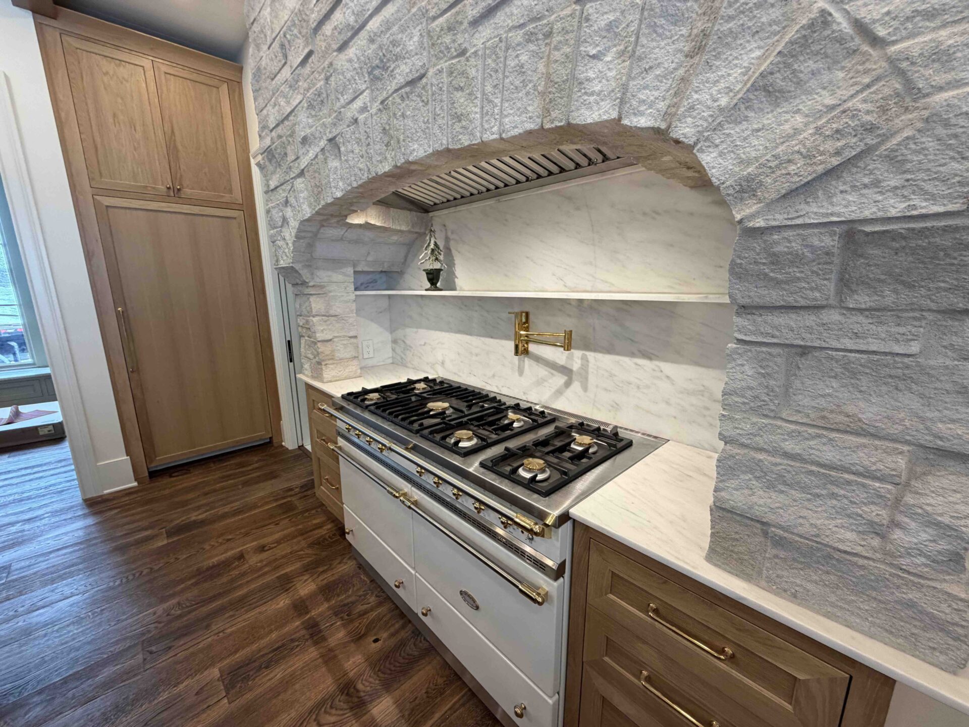 Stone full-height backsplash